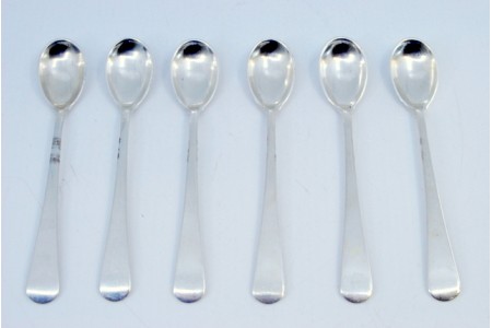  Conjunto de seis colheres de café em prata lisa e cabos longos.